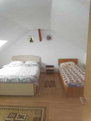 Фото номера Трехместный номер с общей ванной комнатой Гостевой дом Pensiunea CASA ANDREEA г. Новач-Стрэйни 6