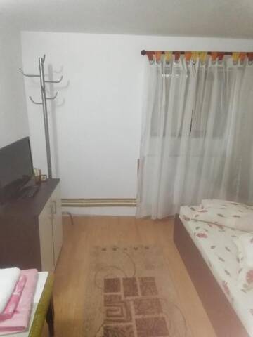 Фото номера Трехместный номер с общей ванной комнатой Гостевой дом Pensiunea CASA ANDREEA г. Новач-Стрэйни 13