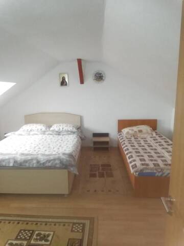 Фото номера Трехместный номер с общей ванной комнатой Гостевой дом Pensiunea CASA ANDREEA г. Новач-Стрэйни 11