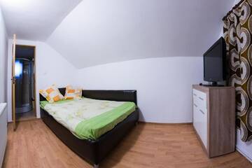 Фото номера Четырехместный номер с ванной комнатой Гостевой дом Casa de vacanta Jeny г. Новач-Стрэйни 8