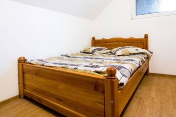 Фото номера Четырехместный номер с ванной комнатой Гостевой дом Casa de vacanta Jeny г. Новач-Стрэйни 3