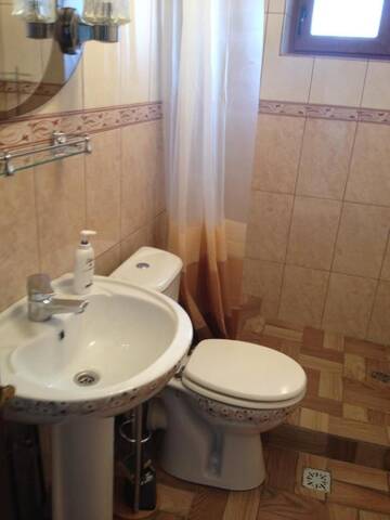 Фото номера Дом с 3 спальнями Дома для отпуска Casa Darius г. Новач-Стрэйни 35